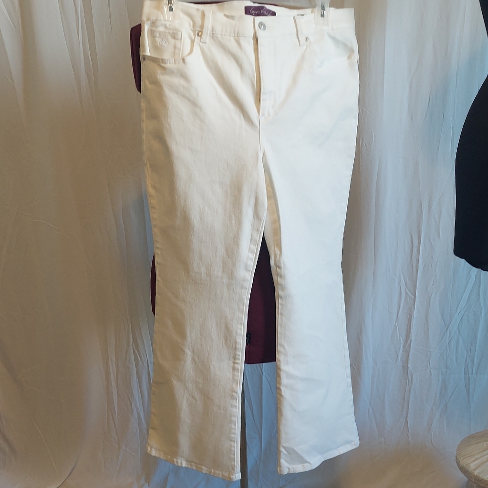 NWOT Gloria Vanderbilt white Jeans. Bootcut.  never worn. Size 16S stretch denim
